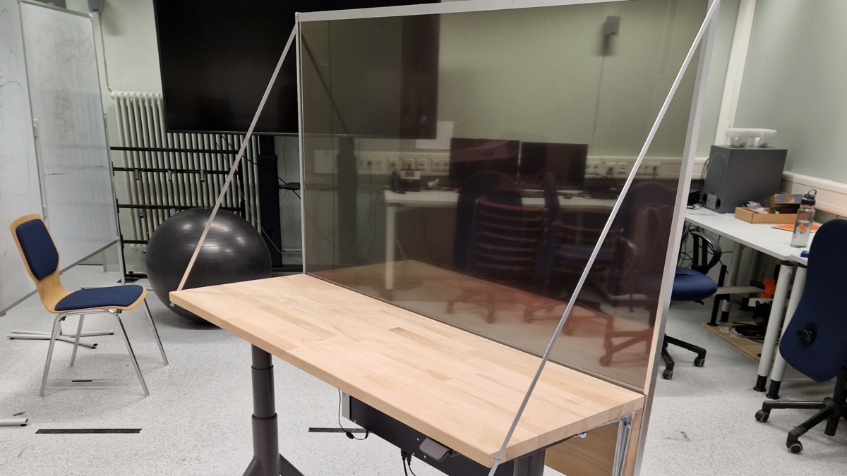 Immersive Lab media devices: the transparent screen prototype